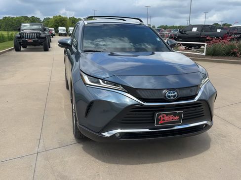 Used 2024 Toyota Venza XLE AWD/4WD image 4