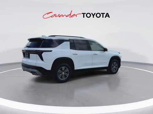 Used 2026 Chevrolet Traverse LT FWD image 8