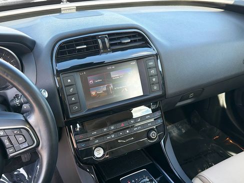 Used 2018 Jaguar XE Premium image 26