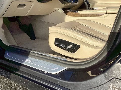 Used 2018 BMW 740i image 10