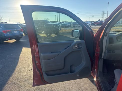 Used 2019 Nissan Frontier SV image 10