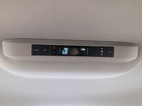 Used 2025 Toyota Sienna LE FWD image 33