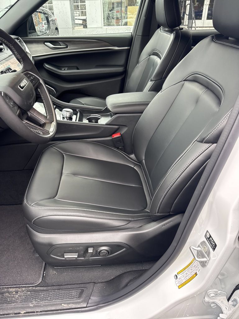 New 2026 Jeep Grand Cherokee Limited w/ Limited Altitude Package AWD/4WD image 8