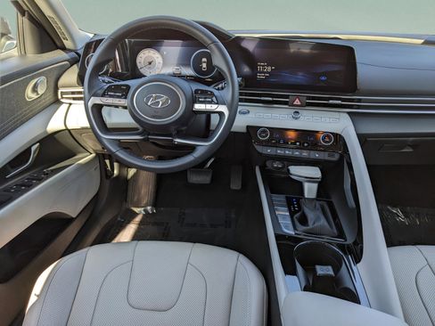 Used 2023 Hyundai Elantra Limited image 12