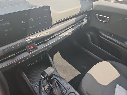 Used 2025 Kia K4 LXS image 3