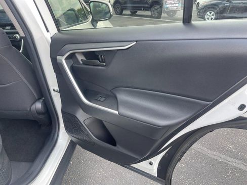 Used 2021 Toyota RAV4 LE AWD/4WD image 11