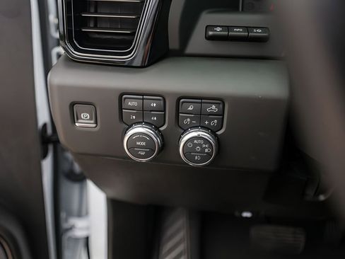 Used 2025 GMC Sierra 2500 AT4X image 18