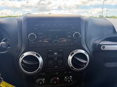 Used 2017 Jeep Wrangler Unlimited Sahara AWD/4WD image 13