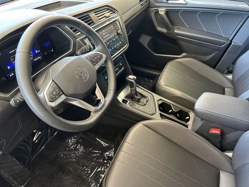 Used 2023 Volkswagen Tiguan SE w/ Panoramic Sunroof Package FWD image 9