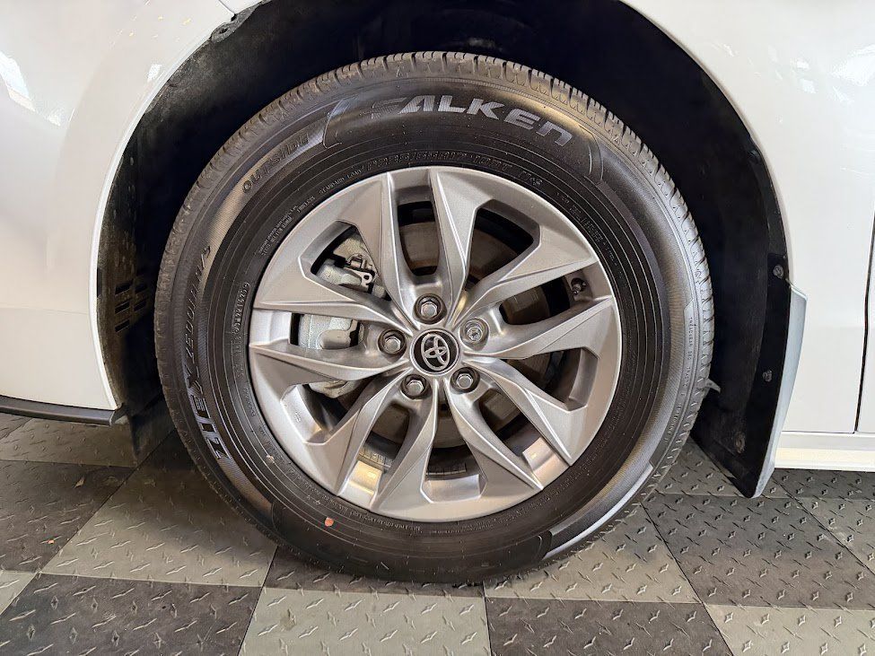 Used 2025 Toyota Sienna XLE FWD image 34
