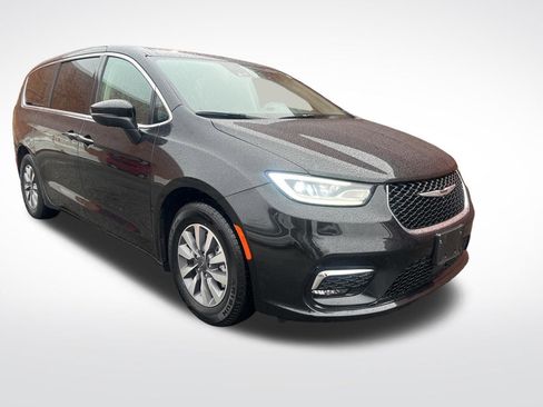 Used 2023 Chrysler Pacifica Touring-L image 8