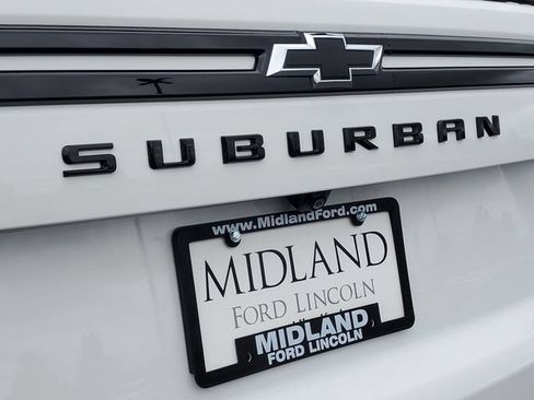 Used 2024 Chevrolet Suburban Z71 w/ Luxury Package AWD/4WD image 6
