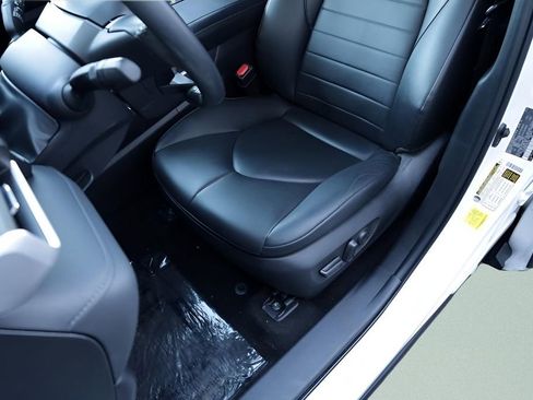 Used 2023 Toyota Highlander XLE image 10