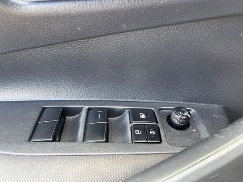 Used 2020 Toyota Corolla LE FWD image 17