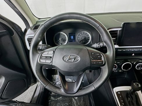 Used 2022 Hyundai Venue Limited image 15