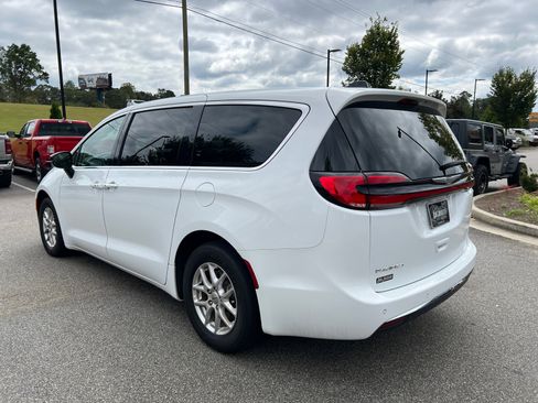 Certified 2024 Chrysler Pacifica Touring-L image 10