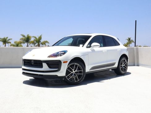 Certified 2025 Porsche Macan AWD/4WD image 1