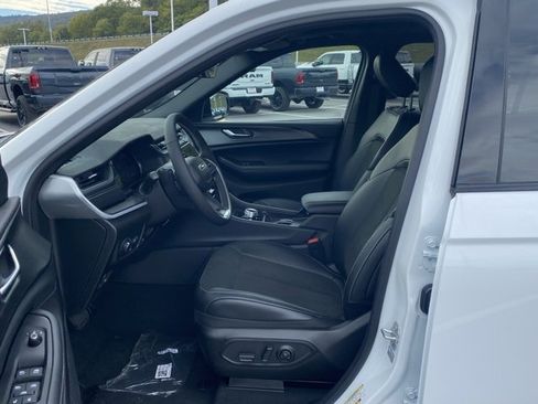 New 2025 Jeep Grand Cherokee L Altitude image 15