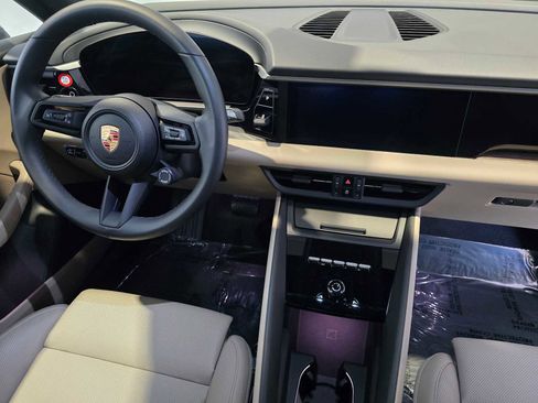 Used 2025 Porsche Macan Electric image 12