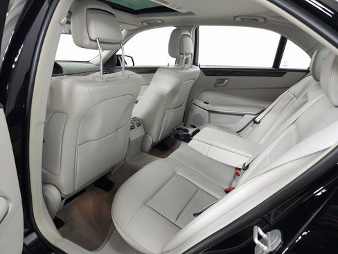 Used 2014 Mercedes-Benz E 350 4MATIC Sedan image 27