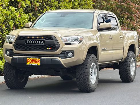 Used 2019 Toyota Tacoma SR5 AWD/4WD image 8