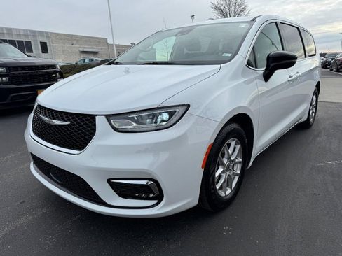 Used 2024 Chrysler Pacifica Touring-L image 8