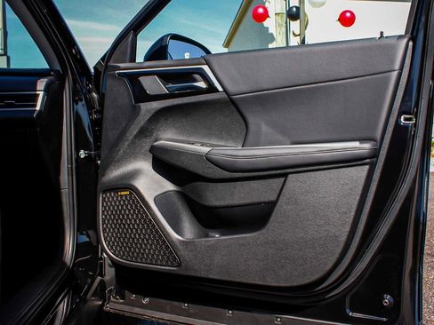 New 2025 Mitsubishi Outlander SE image 11