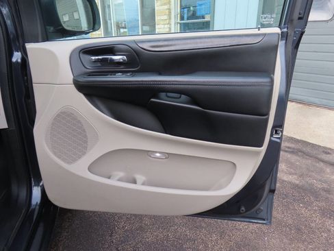 Used 2014 Dodge Grand Caravan SXT w/ Rear Park Assist Package image 18