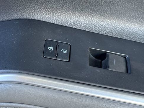 Used 2022 Toyota Highlander XLE AWD/4WD image 23