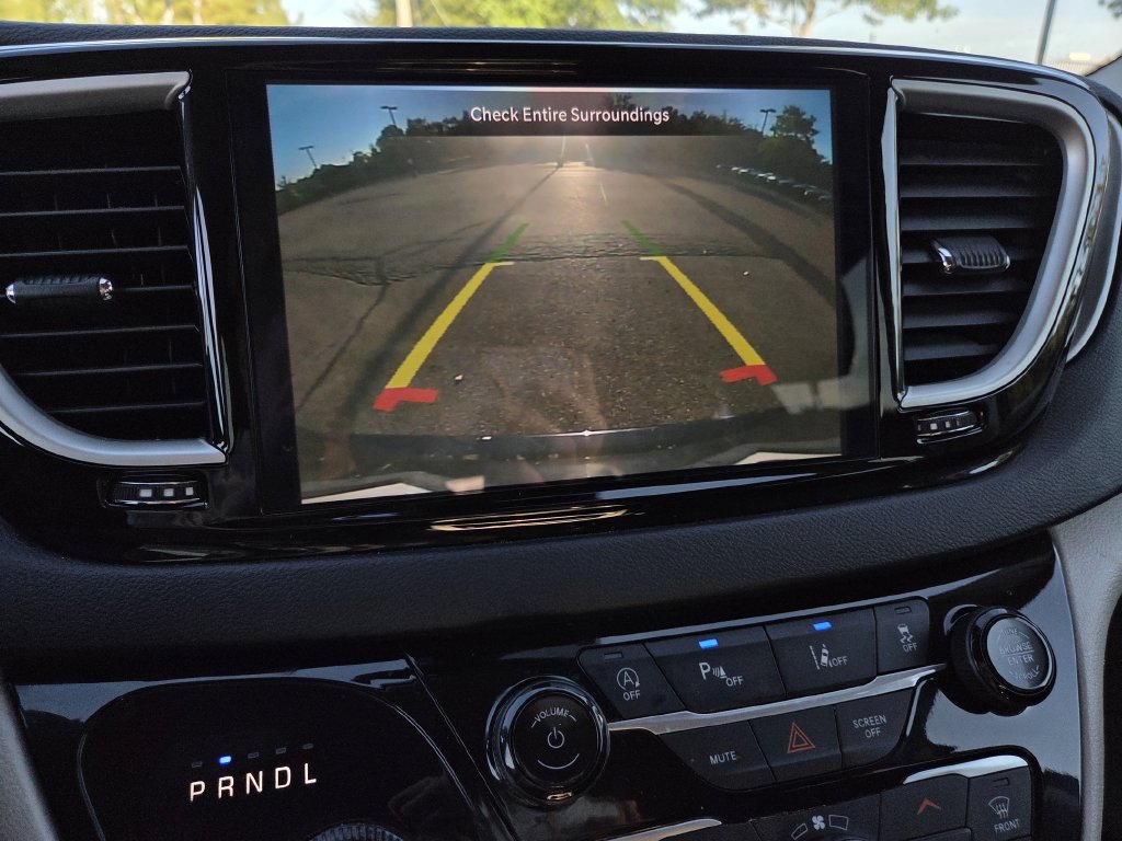 Used 2023 Chrysler Pacifica Touring-L FWD image 12