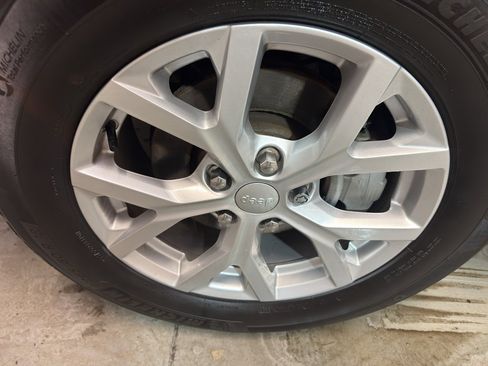 Used 2023 Jeep Grand Cherokee Limited image 33