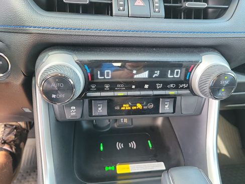 Used 2025 Toyota RAV4 XSE AWD/4WD image 17