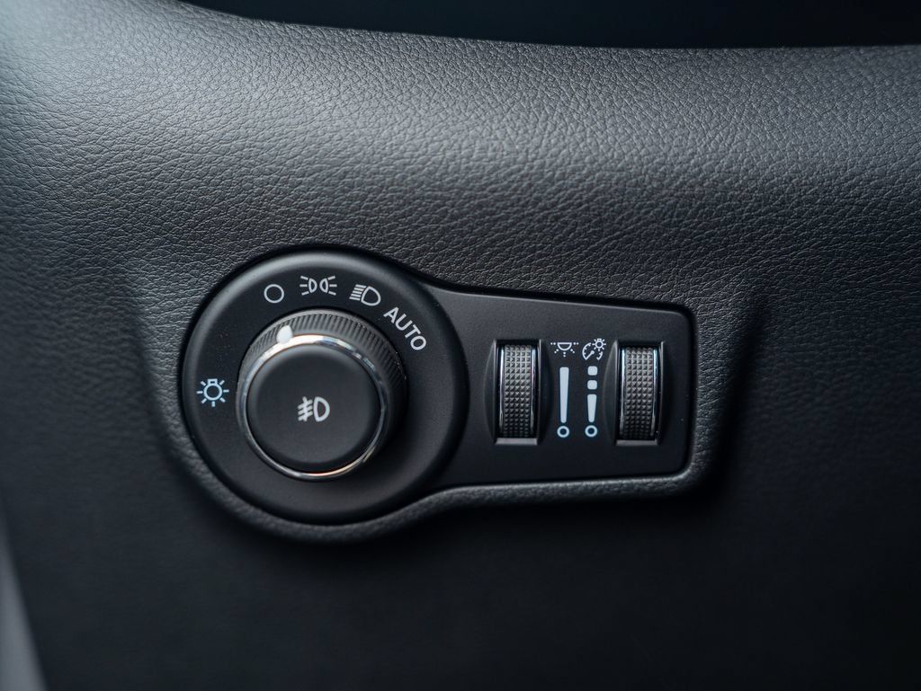 New 2026 Jeep Compass Latitude w/ Sun and Sound Group AWD/4WD image 30