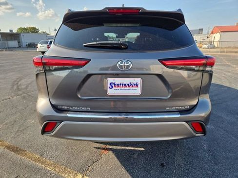 Used 2023 Toyota Highlander Platinum FWD image 7