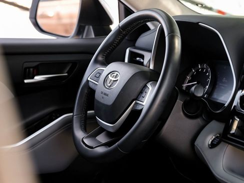 Used 2022 Toyota Highlander XLE image 25