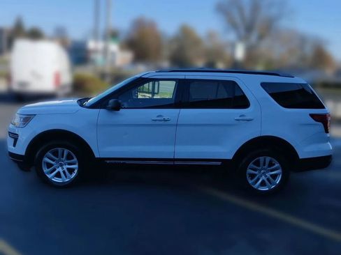 Used 2018 Ford Explorer XLT image 4