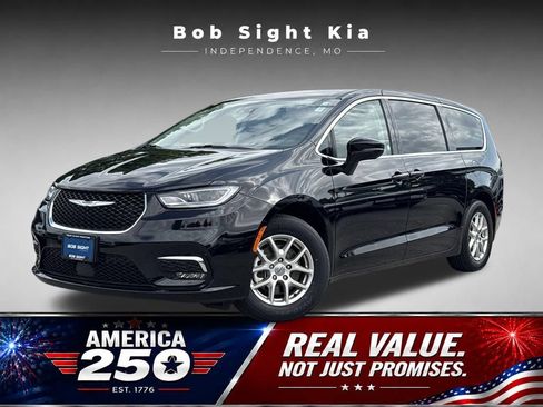 Used 2024 Chrysler Pacifica Touring-L FWD image 1
