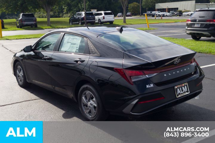 Used 2026 Hyundai Elantra SE FWD image 8