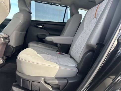 Used 2023 Toyota Highlander Bronze Edition image 7