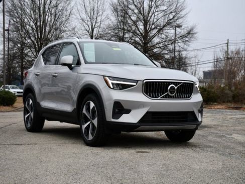 Certified 2023 Volvo XC40 B5 Plus w/ Protection Package Premier image 31