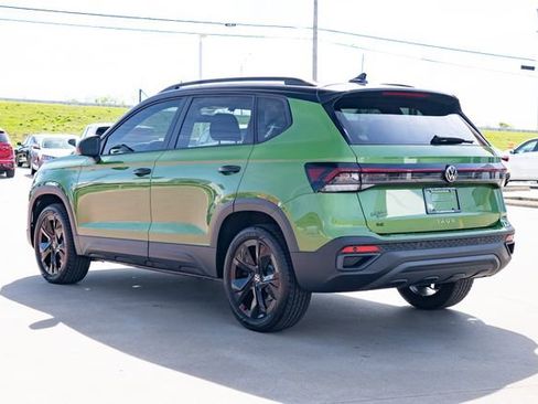 New 2026 Volkswagen Taos SE image 4