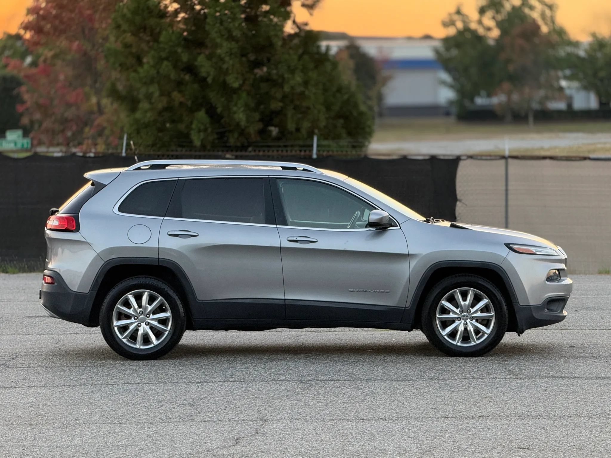 Used 2016 Jeep Cherokee Limited w/ Trailer Tow Group AWD/4WD image 7