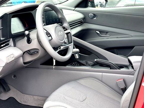 Used 2025 Hyundai Elantra SE w/ Cargo Package image 16