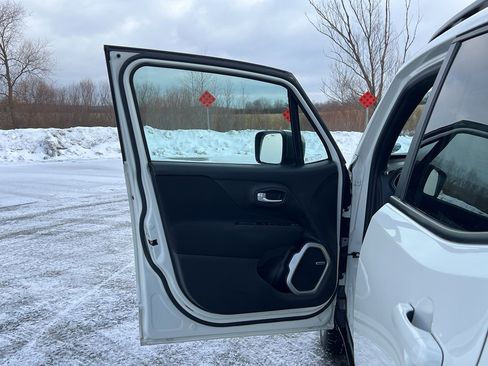 Used 2021 Jeep Renegade Latitude w/ Sun & Sound Group image 11