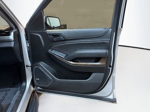 Used 2019 Chevrolet Suburban LT image 34