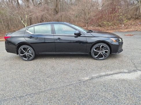 New 2025 Nissan Altima 2.5 SR image 2