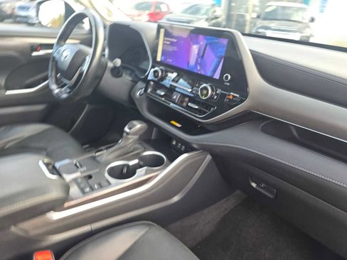 Used 2023 Toyota Highlander Limited image 12