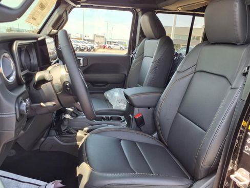 New 2025 Jeep Gladiator Sport image 11