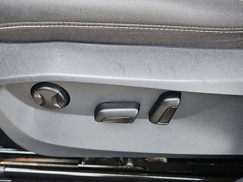 Used 2024 Volkswagen Taos SE image 18