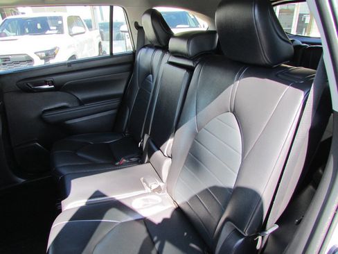 Used 2023 Toyota Highlander XLE image 27